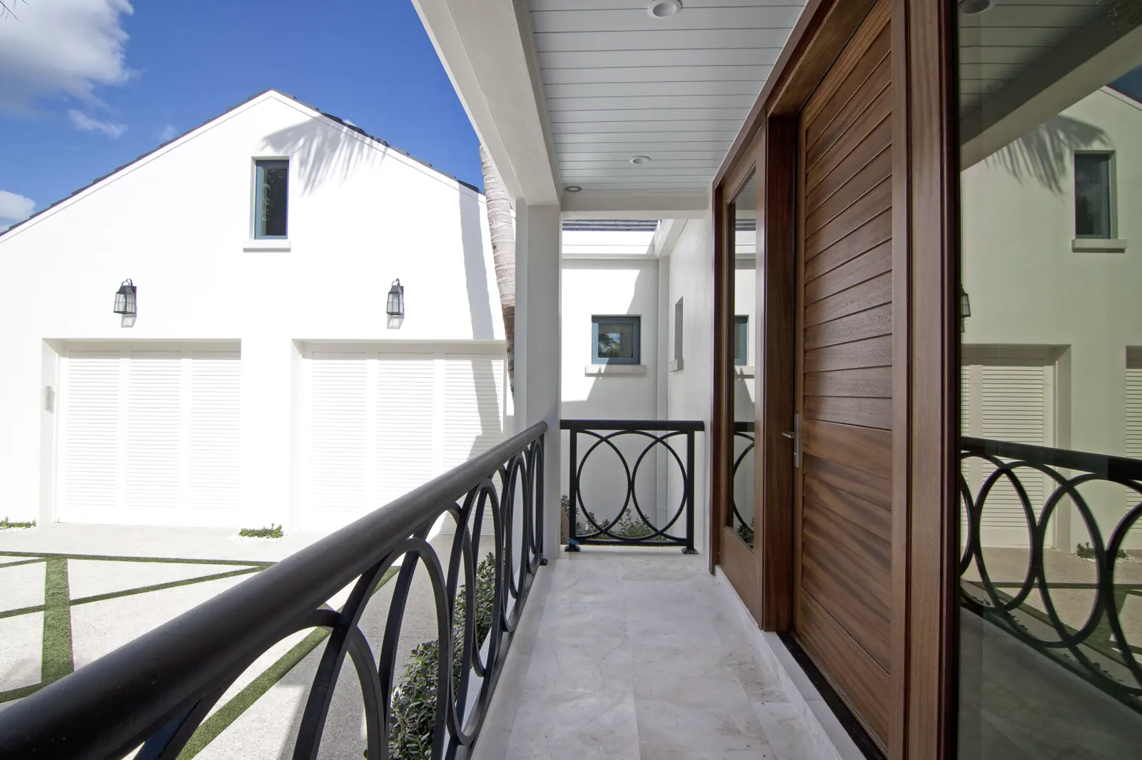 Facade And Courtyard at Breakers West Terrace