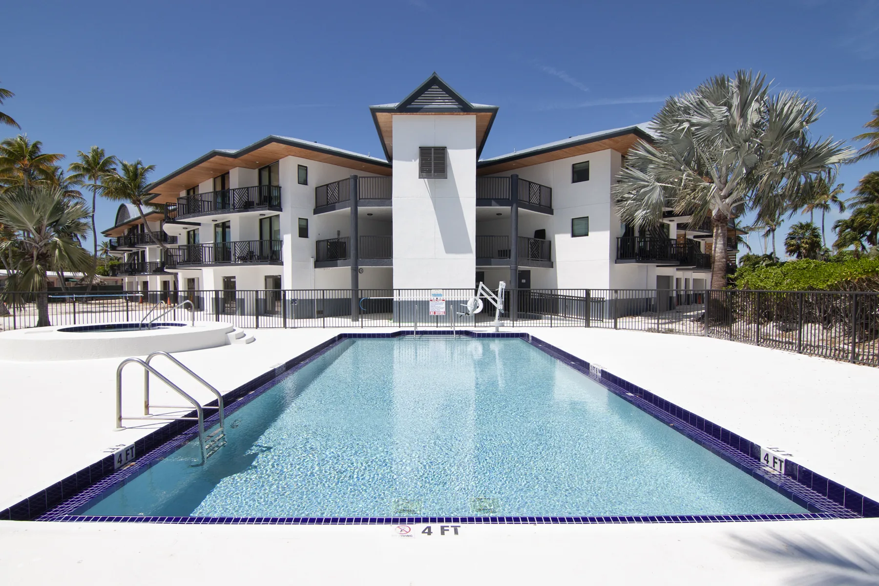 Pool courtyard at Chesapeake Beach Resort