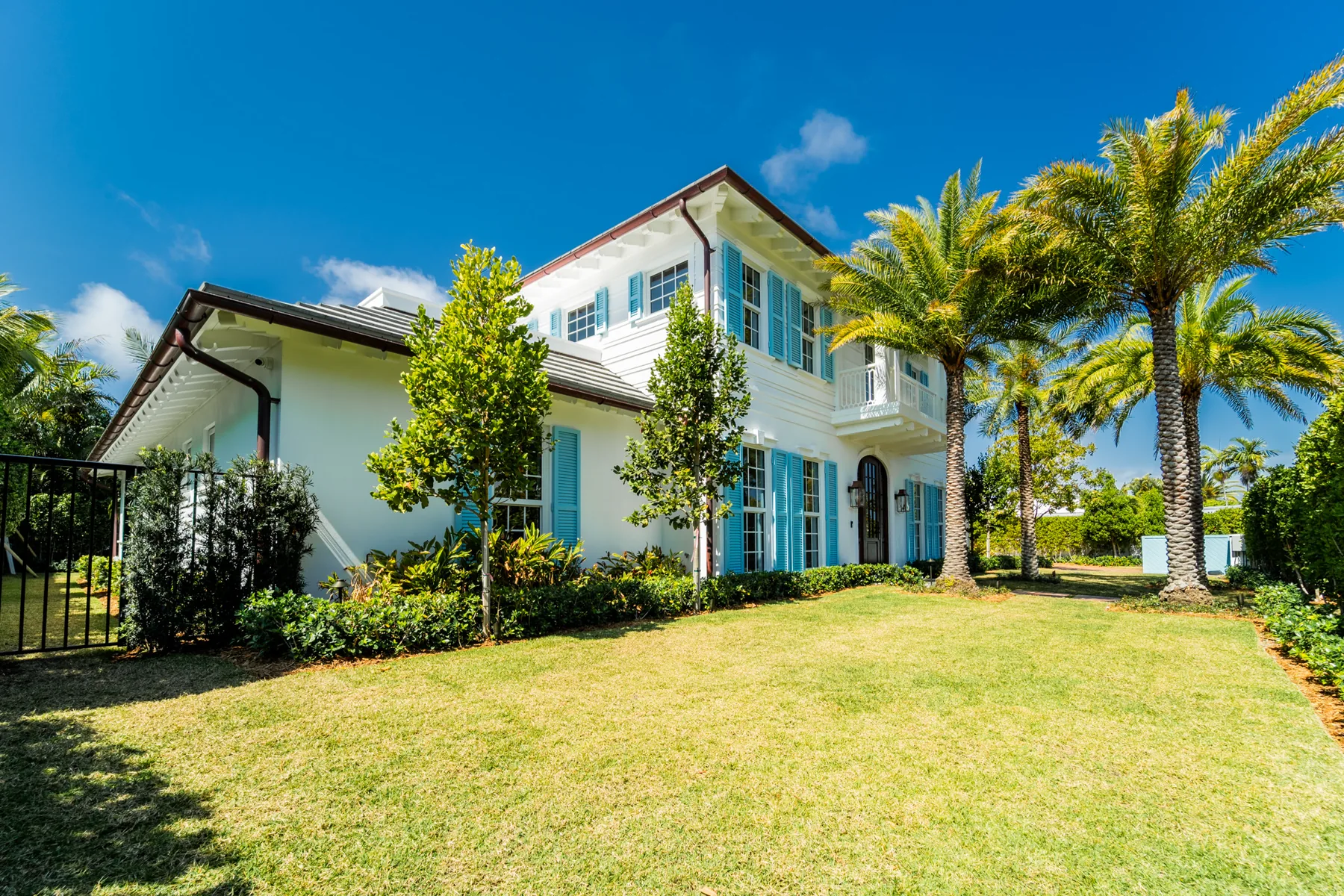 Side elevation and garden at Ibis Isle