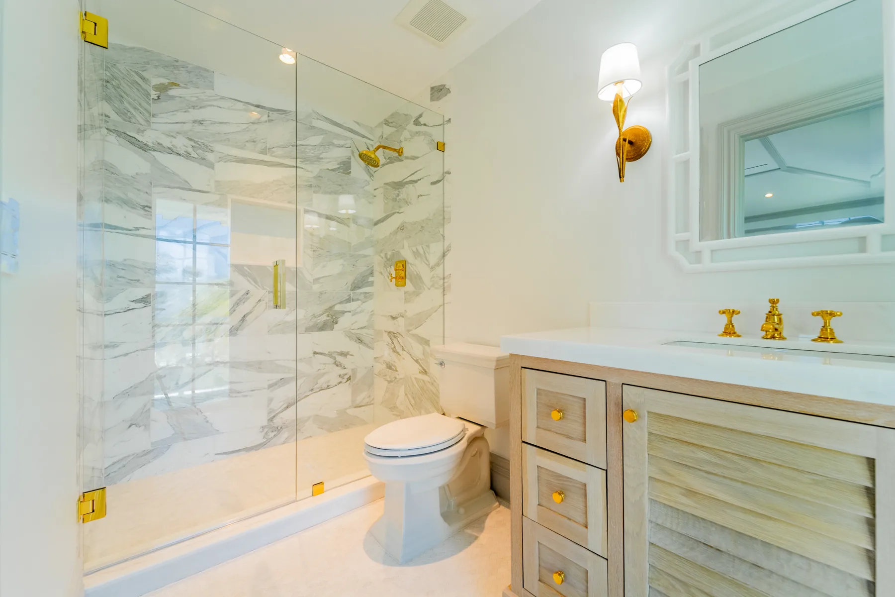 Marble guest bathroom at Ibis Isle