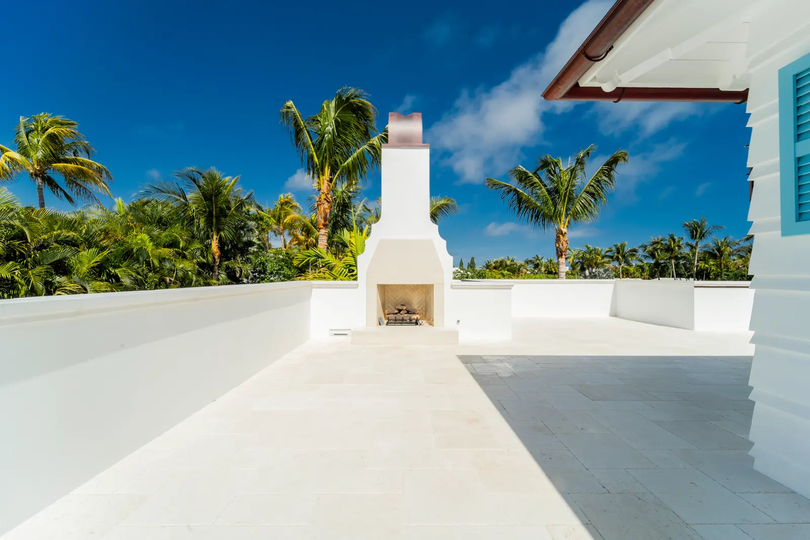 Outdoor fireplace terrace at Ibis Isle