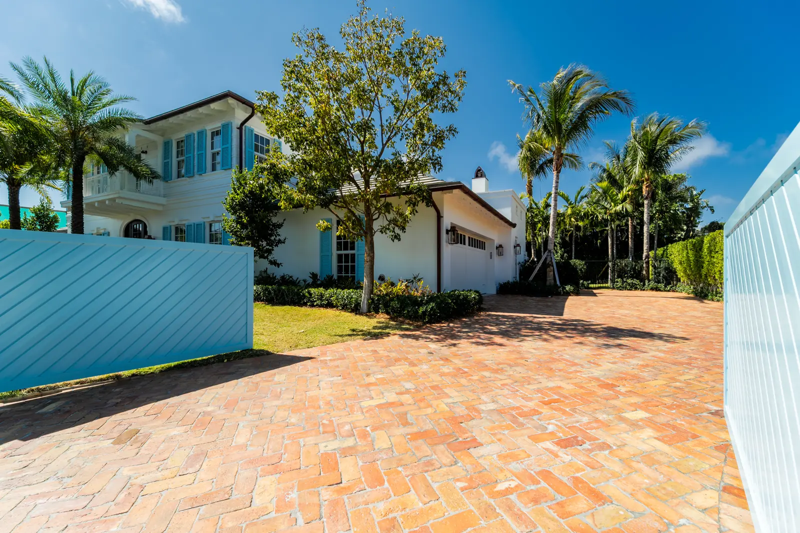 Front And Garden at Ibis Isle