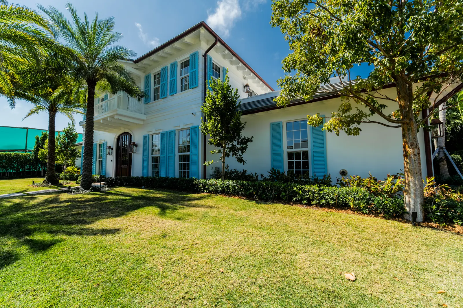 Front And Garden at Ibis Isle