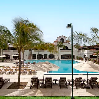 Pool and clubhouse at Wanderers Club